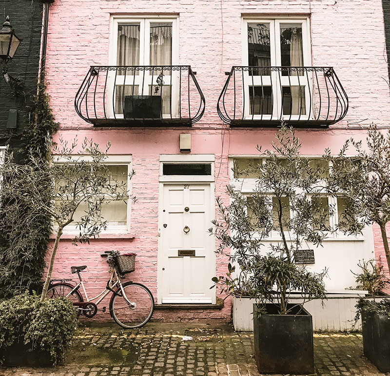 Façade d'une maison rose pour le pack de formation DDA Assurance de biens et responsabilité