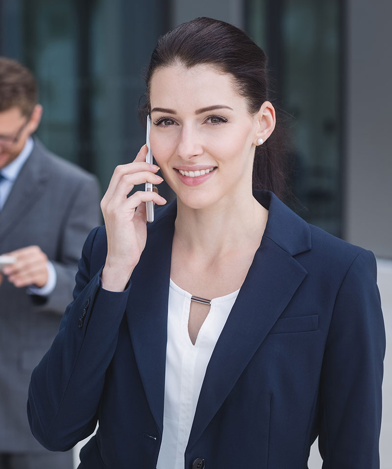 portrait femme en formation mandataire d’assurance et les mandataires d’intermédiaire en assurance qui exercent à titre accessoire l’activité de distribution